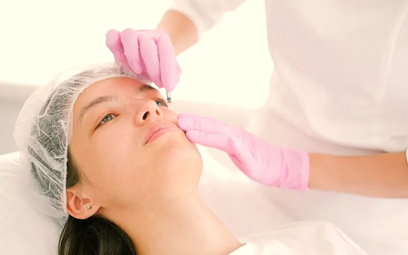 Procedimento estético facial em consultório