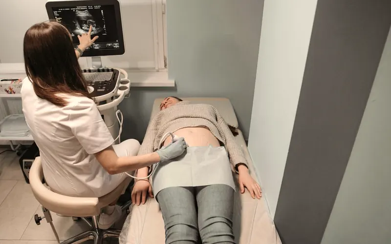 Exame de ultrassom abdominal em andamento