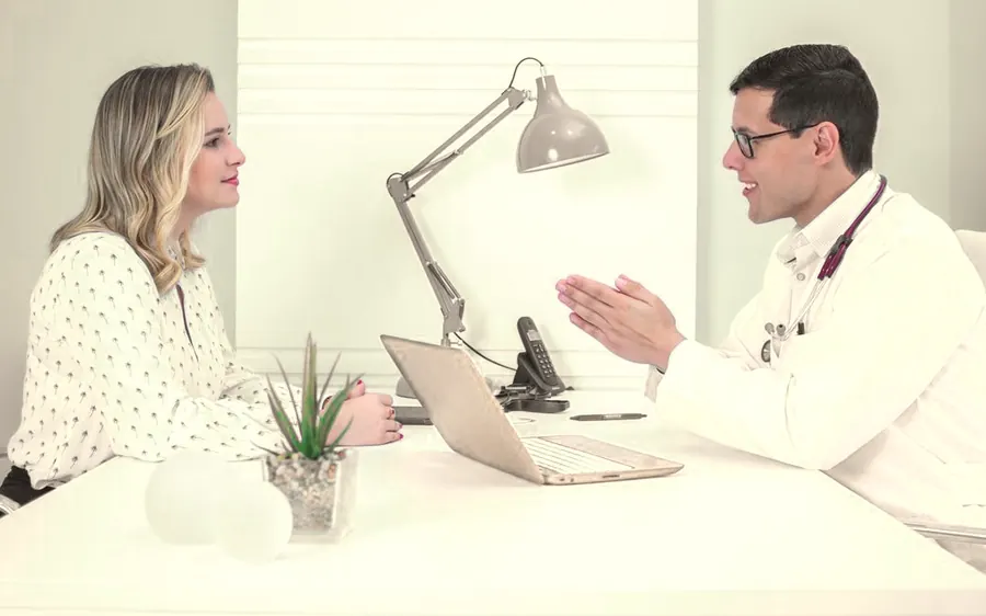 Médica conversando com a paciente em consultório