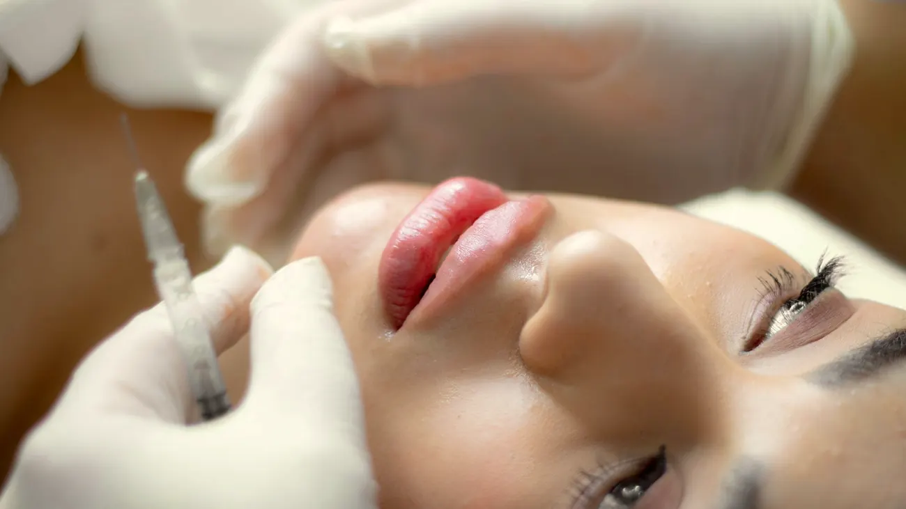 Aplicação de preenchedor facial em consultório