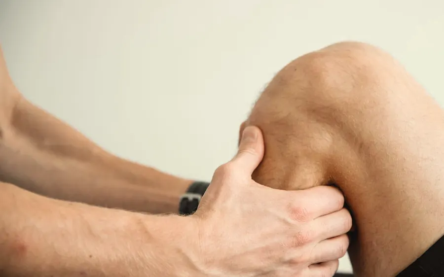 Exame das mãos sobre a articulação do joelho